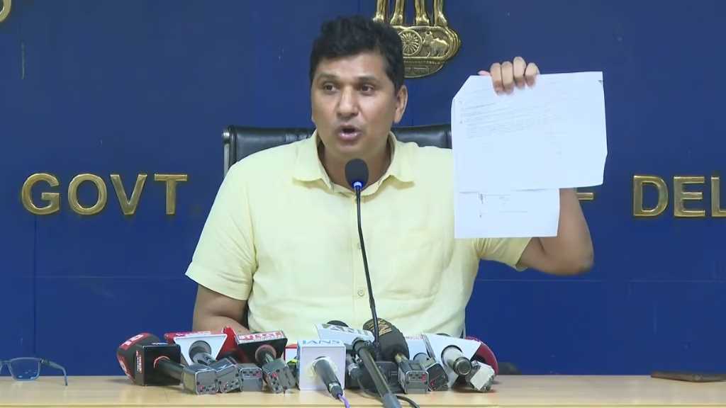 जल संकट के बीच 1100 पेड़ काटने पर विवाद, दिल्ली के एलजी पर आप का आरोप